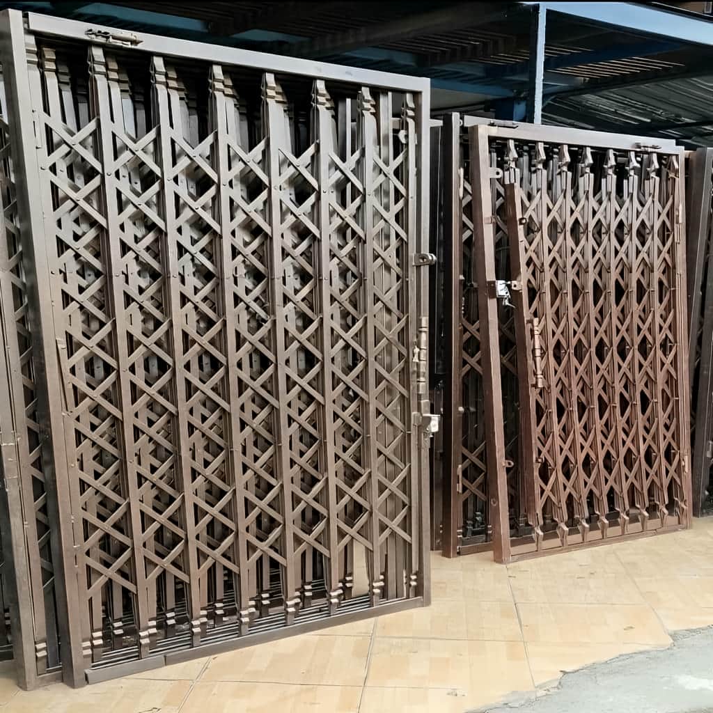 درب آکاردئونی با تعداد گل متراکم