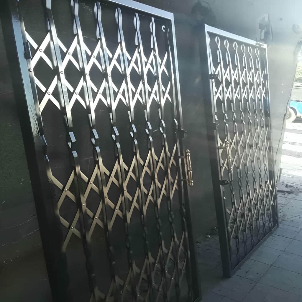 قیمت حفاظ درب آکاردئونی آهنی سه&zwnj;گل در گرگان