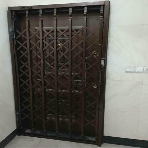 درب آکاردئونی آهنی در آبادان