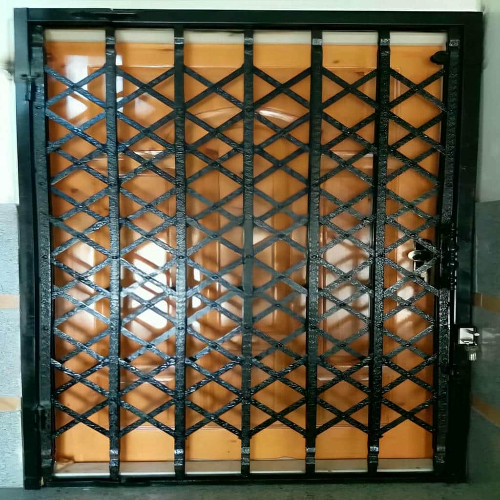 درب آکاردئونی آهنی در بندر لنگه