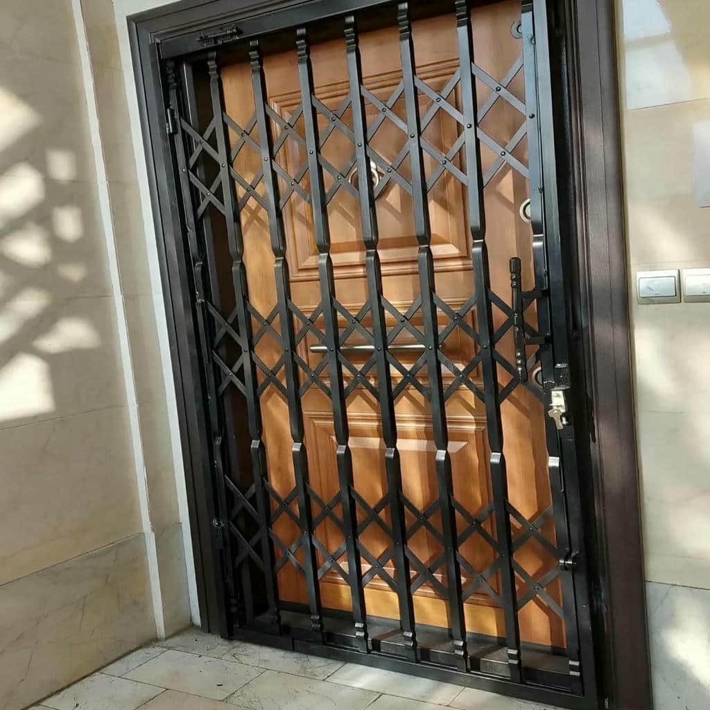 نصب درب آکاردئونی آهنی دوگل در یزد