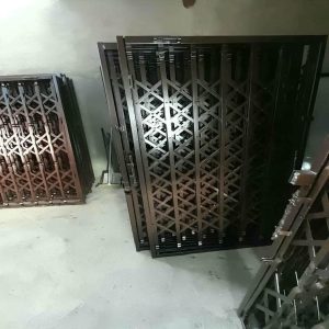 درب آکاردئونی آهنی در کرمان