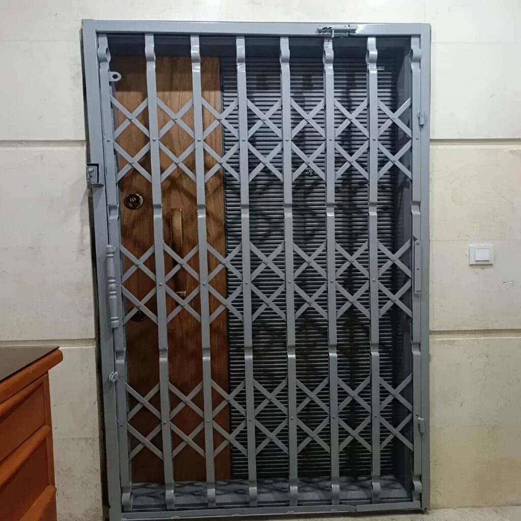 حفاظ درب آکاردئونی آهنی در دماوند