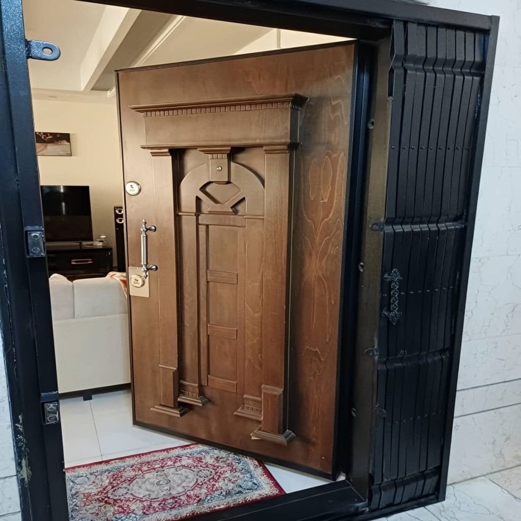 درب آکاردئونی با صفحه گیرنده فلزی