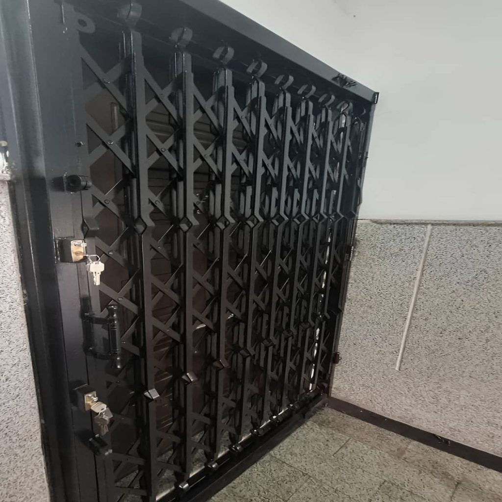 نصب حفاظ درب آکاردئونی آهنی دوگل در همدان