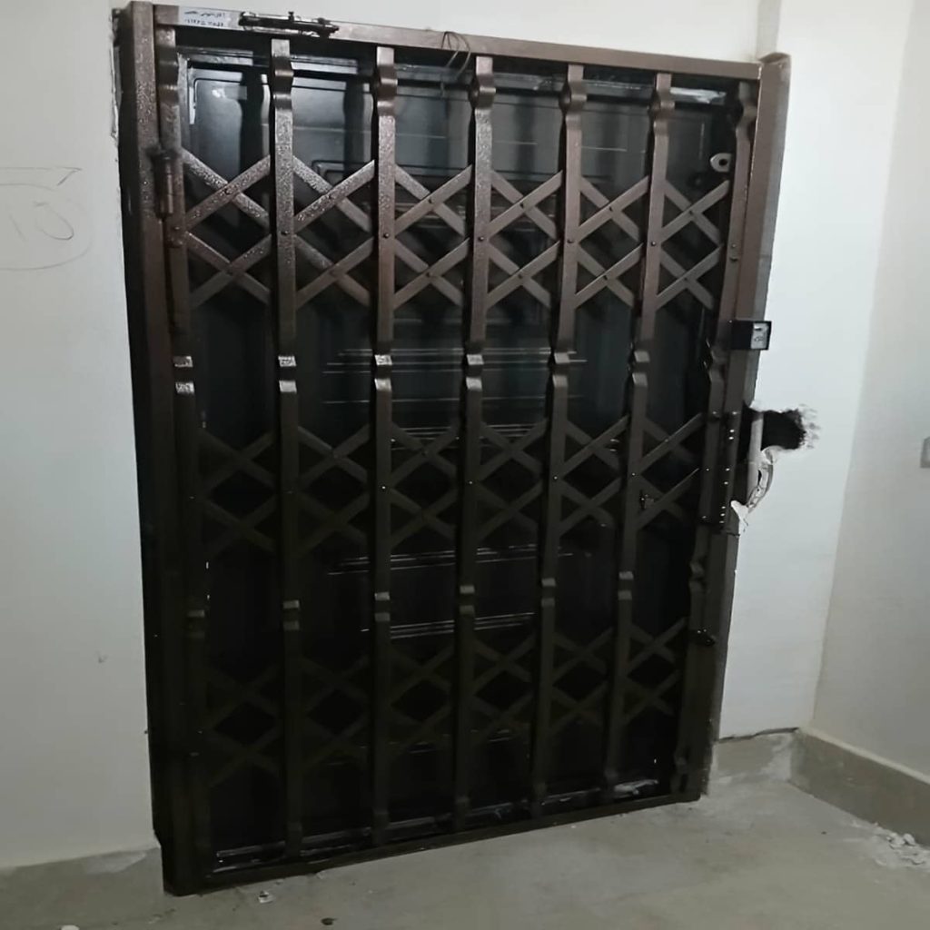 نصب درب آکاردئونی آهنی دوگل در بندر دیلم