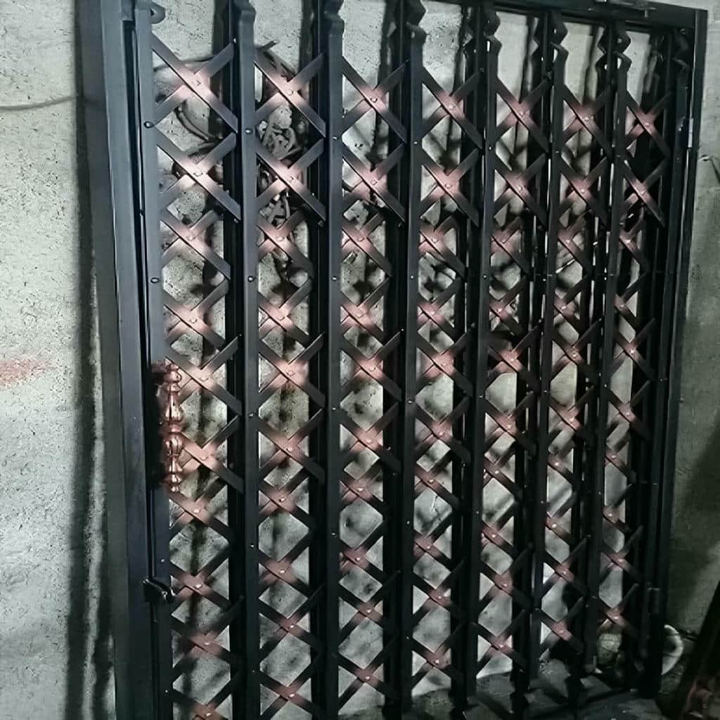 نصب حفاظ درب آکاردئونی آهنی چهارگل در چابهار
