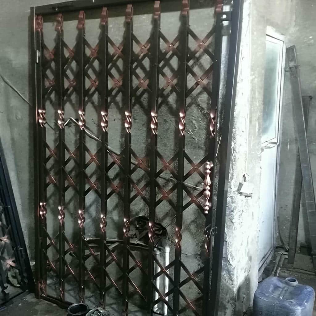 درب آکاردئونی در فیروزکوه