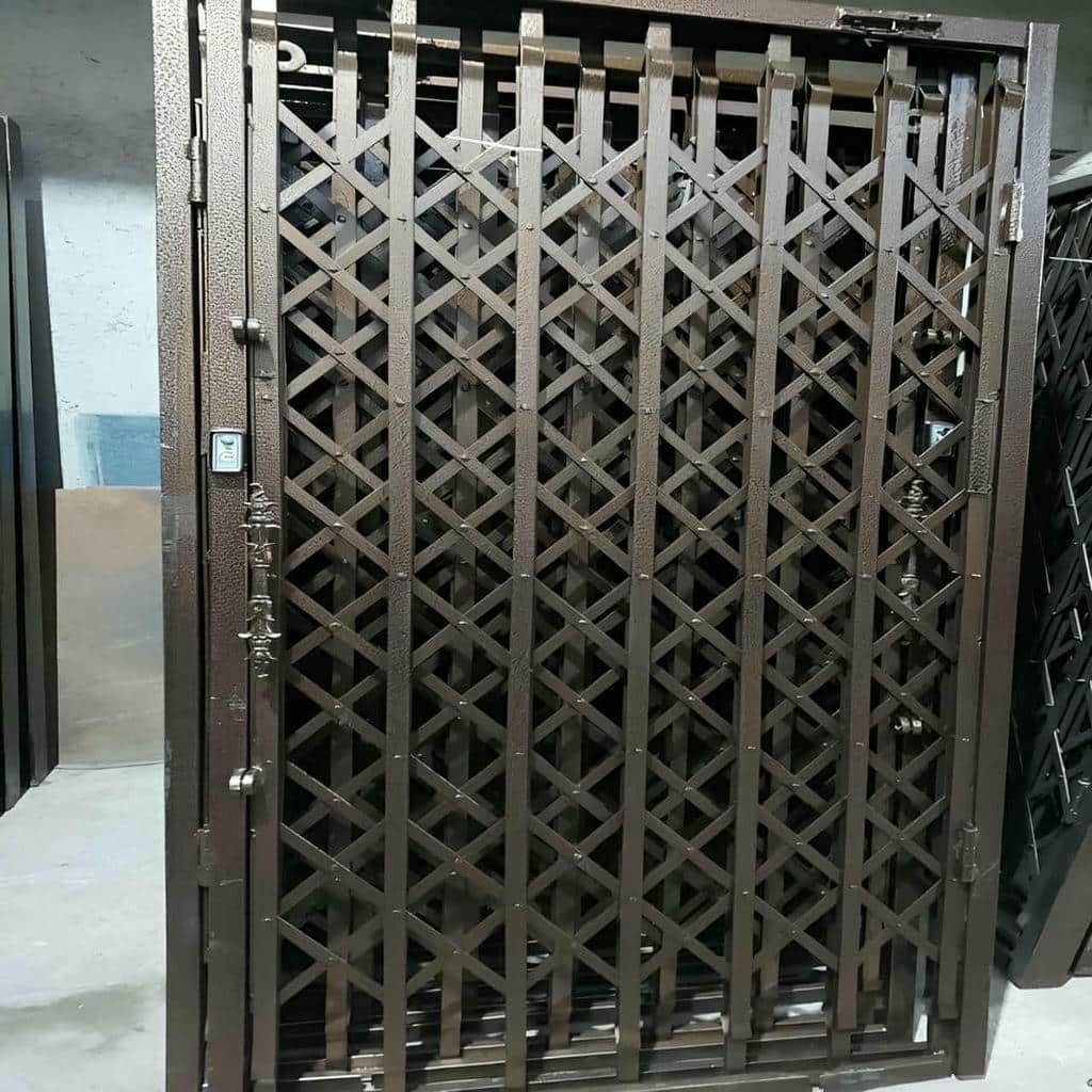 نصب حفاظ درب آکاردئونی آهنی چهارگل در محمدشهر