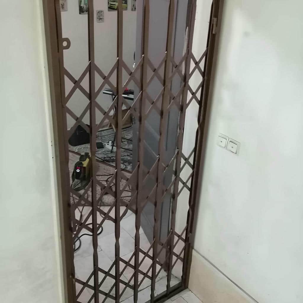 نصب حفاظ درب آکاردئونی آهنی چهارگل در شهرکرد