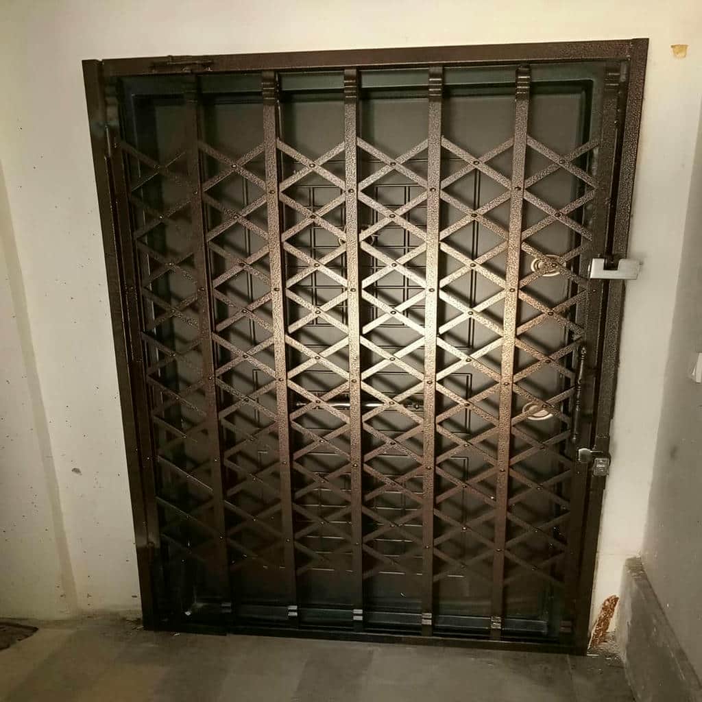 نصب درب آکاردئونی آهنی دوگل در محمودآباد