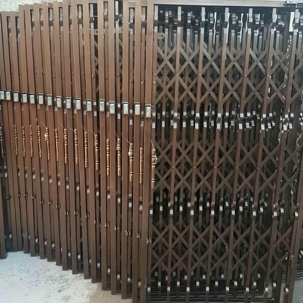 حفاظ درب آکاردئونی آهنی در مریوان