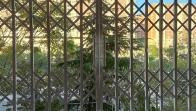 حفاظ درب آکاردئونی آهنی در کردان