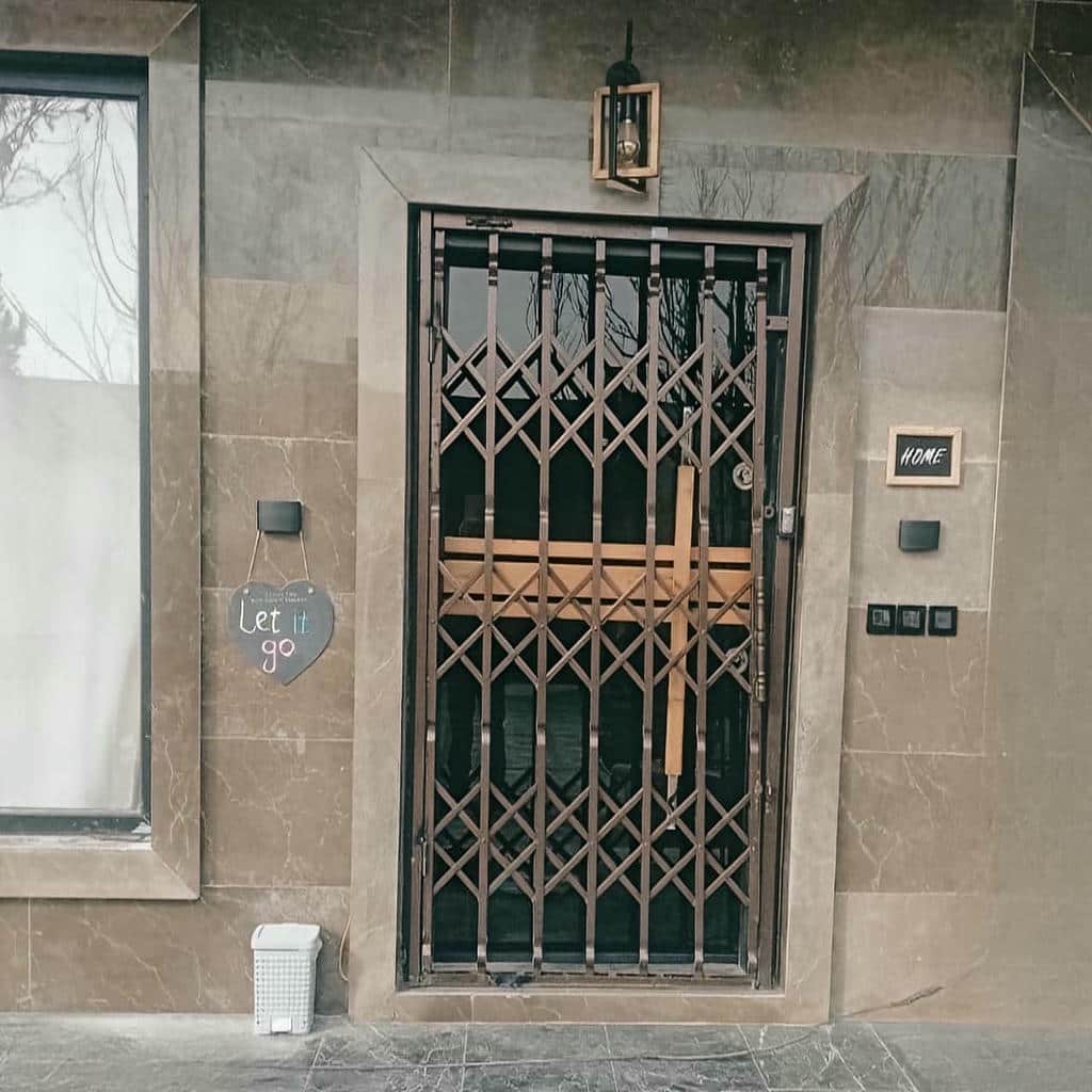 نصب حفاظ درب آکاردئونی آهنی چهارگل در سمنان
