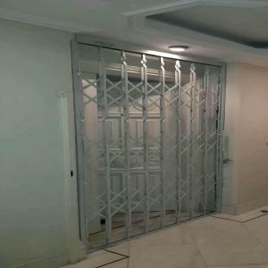 درب آکاردئونی آهنی در گنبدکاووس