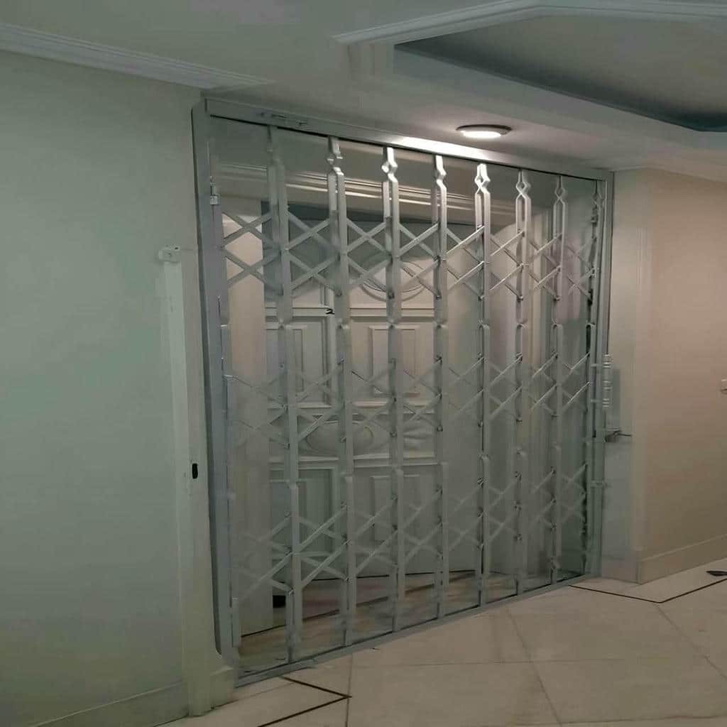 درب آکاردئونی آهنی در گنبدکاووس