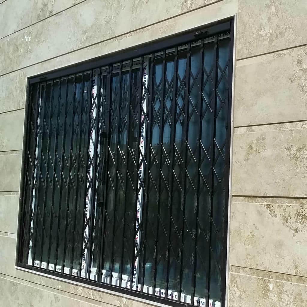 نصب حفاظ درب آکاردئونی آهنی چهارگل در کرج