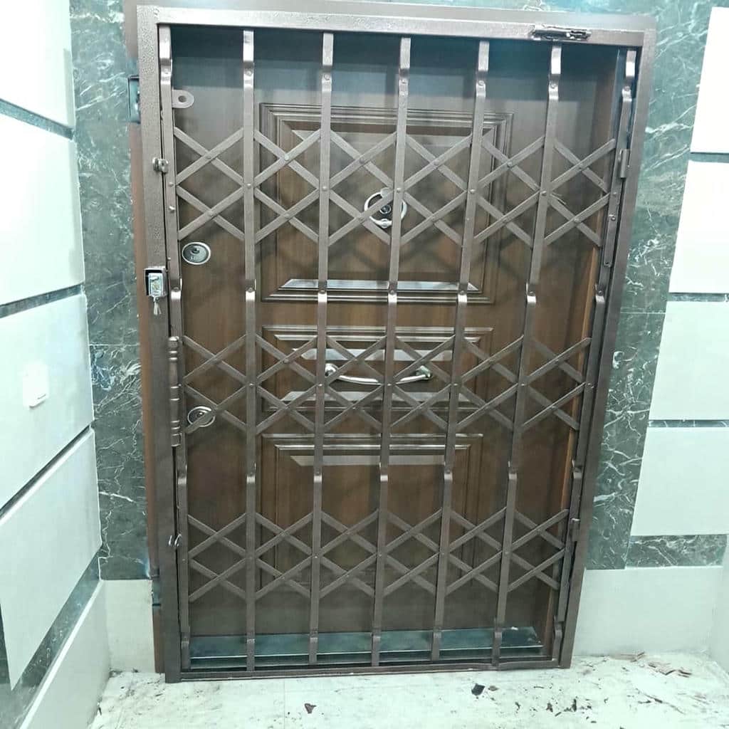 حفاظ درب آکاردئونی آهنی در همدان