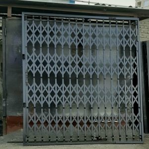 درب آکاردئونی آهنی در بندر انزلی