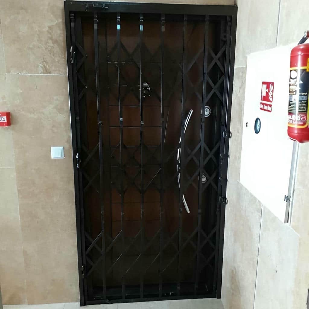 حفاظ درب آکاردئونی آهنی در لواسان