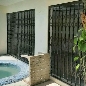 درب آکاردئونی آهنی در بندر دیلم