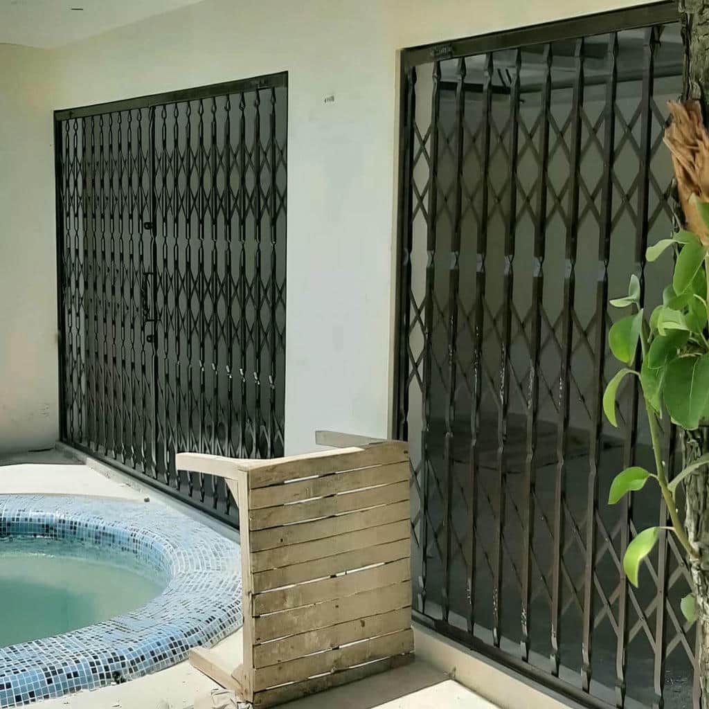 درب آکاردئونی آهنی در بندر دیلم