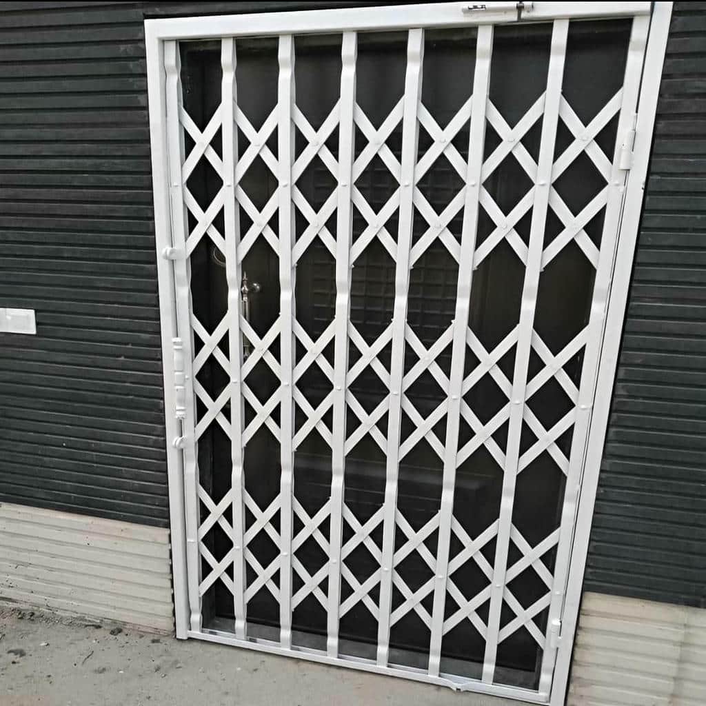 نصب درب آکاردئونی آهنی دوگل در گنبدکاووس