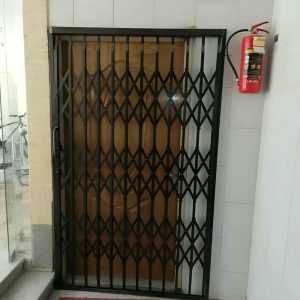درب آکاردئونی آهنی در بندر بوشهر