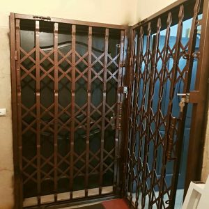 درب آکاردئونی آهنی در عظیمیه کرج