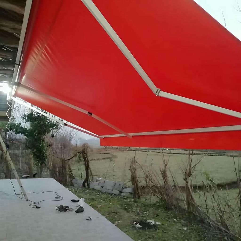 سایبان برقی جمع شونده حیاط با جوش تمیز روی پایه سازه سایبان برقی جمع شونده حیاط با جوش تمیز روی پایه سازه