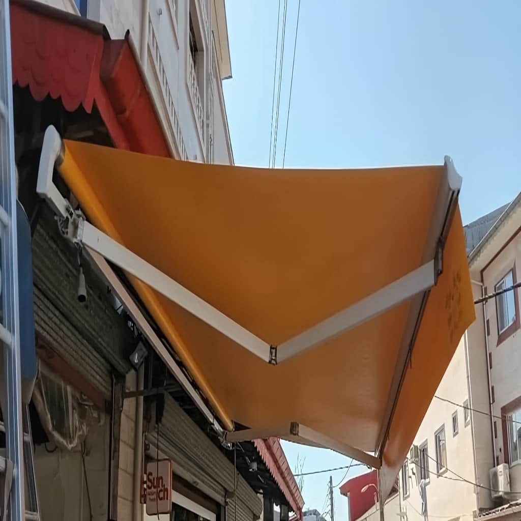 سایبان برقی جمع شونده حیاط با ریل روان برای حرکت بازشو سایبان برقی جمع شونده حیاط با ریل روان برای حرکت بازشو