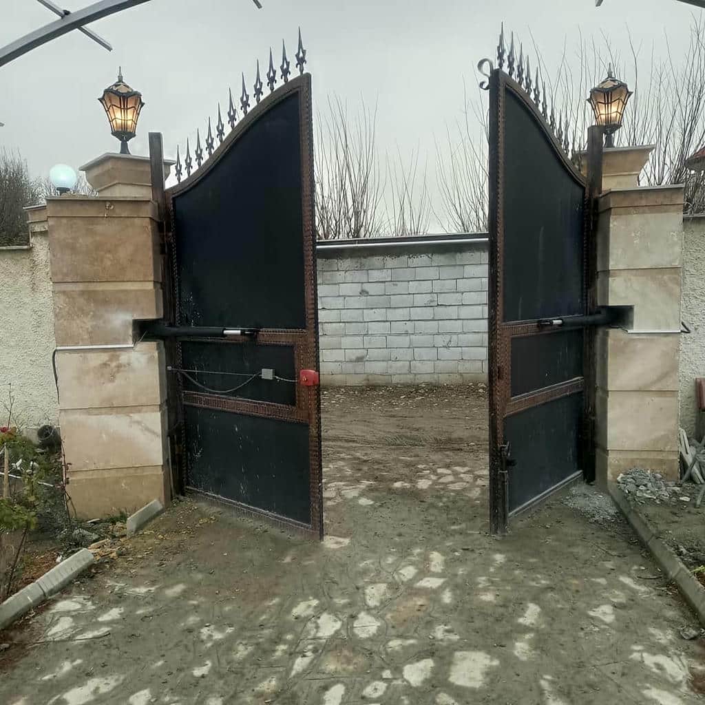 جک درب پارکینگ با سیستم UPS با سیم کشی منظم و اتصال ایمن جک درب پارکینگ با سیستم UPS با سیم کشی منظم و اتصال ایمن