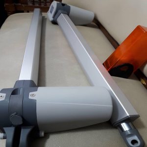 جک درب پارکینگ با سیستم UPS با باتری اضطراری داخل تابلو فرمان جک درب پارکینگ با سیستم UPS در زمان قطعی برق