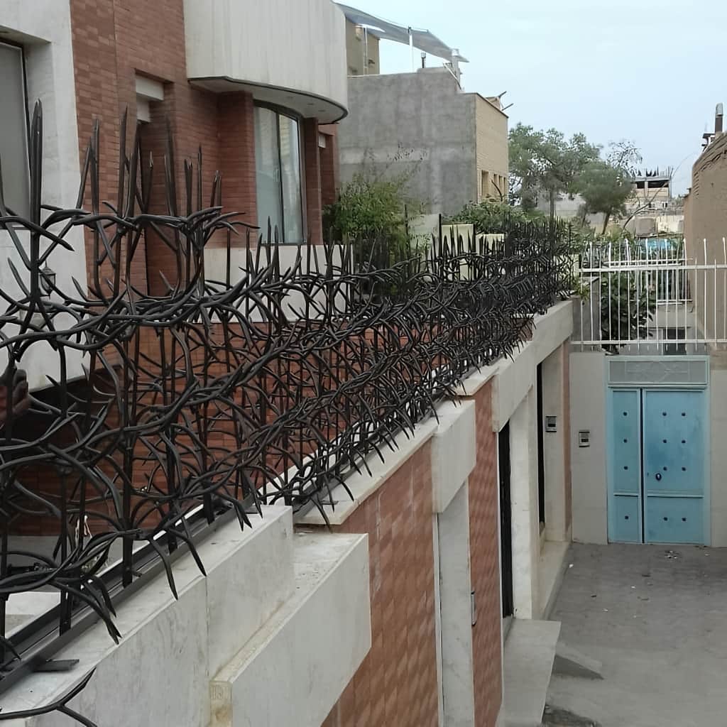 مدل کلاسیک حفاظ آبشاری روی دیوار سنگی با فرم منظم