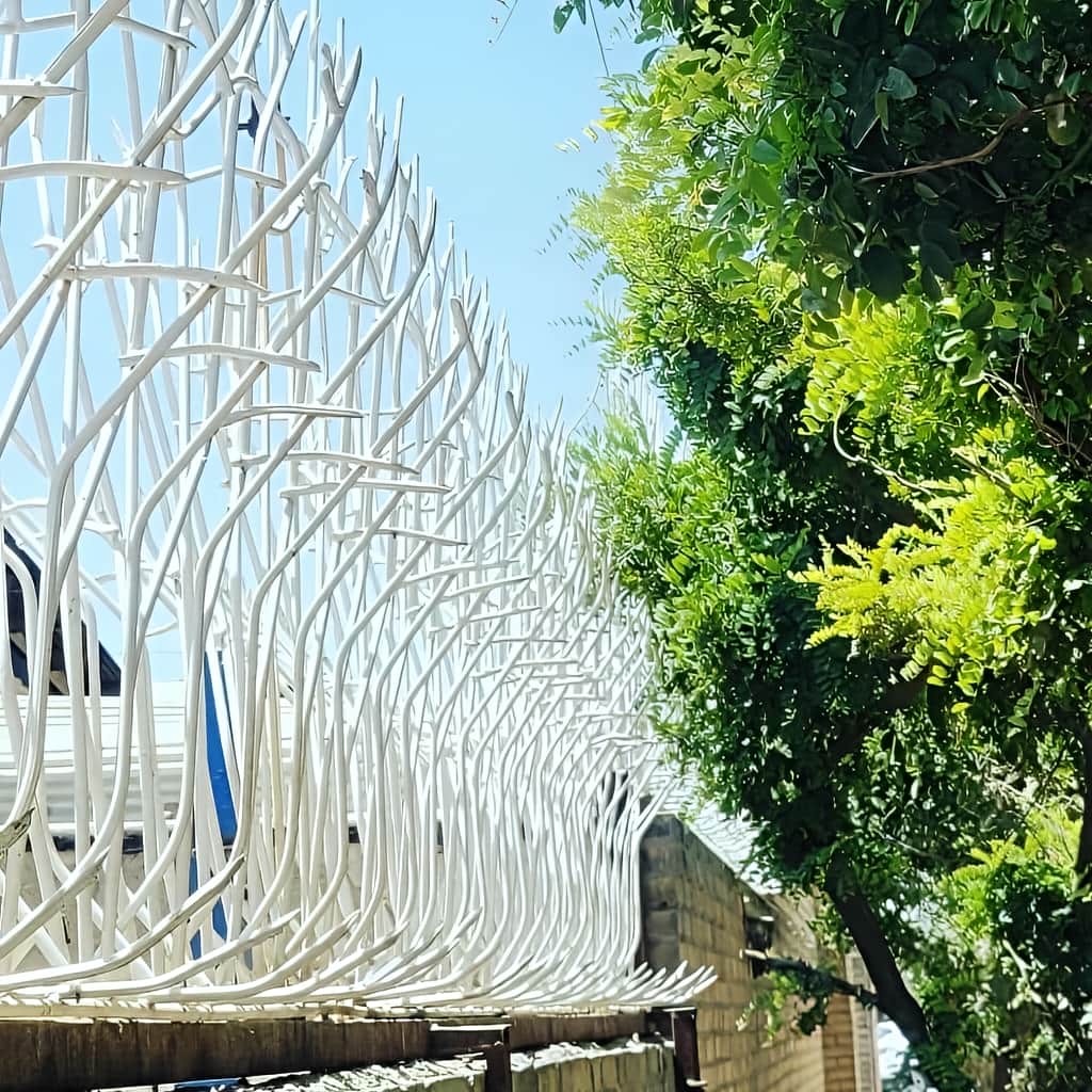 طرح قوسی حفاظ بوته ای پرتراکم هماهنگ با نمای دیوار طرح قوسی حفاظ بوته ای پرتراکم هماهنگ با نمای دیوار