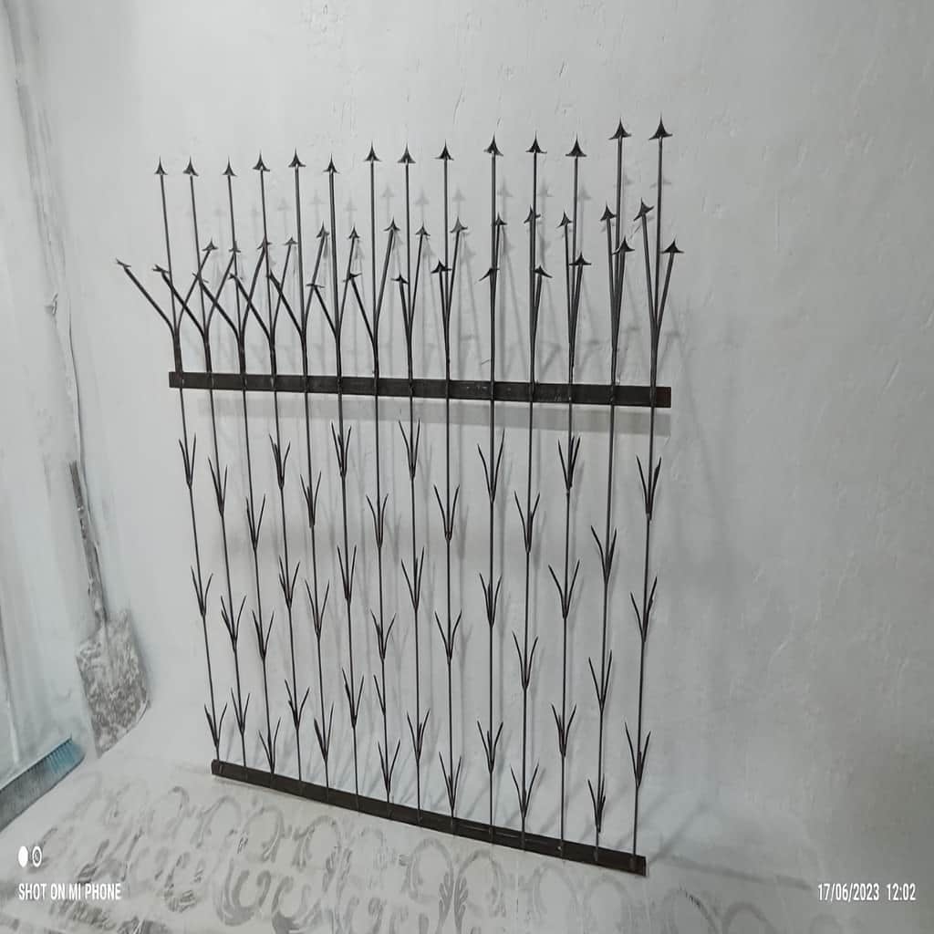 اجرای حفاظ دیوار شیک روی سنگ تراورتن بدون آسیب به نما