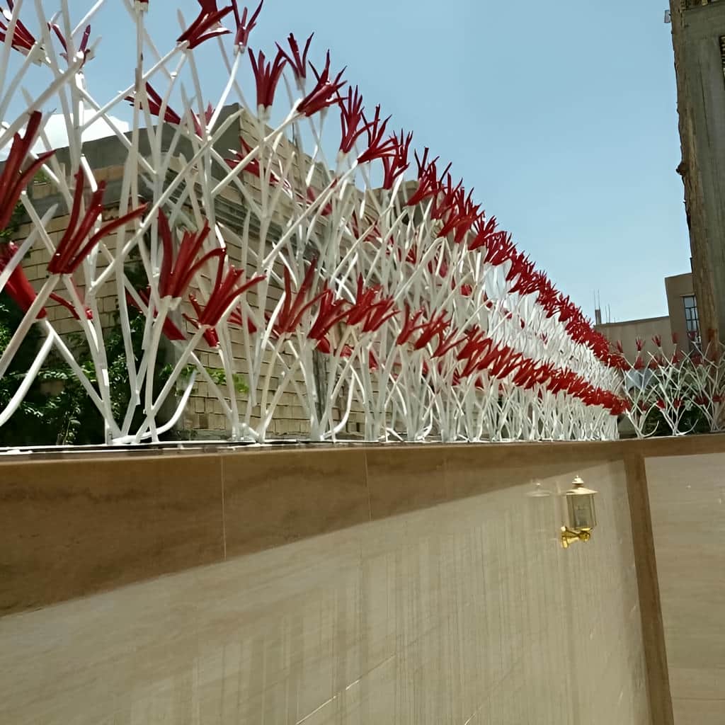 نصب نرده حفاظ دیوار ساده روی سنگ درپوش