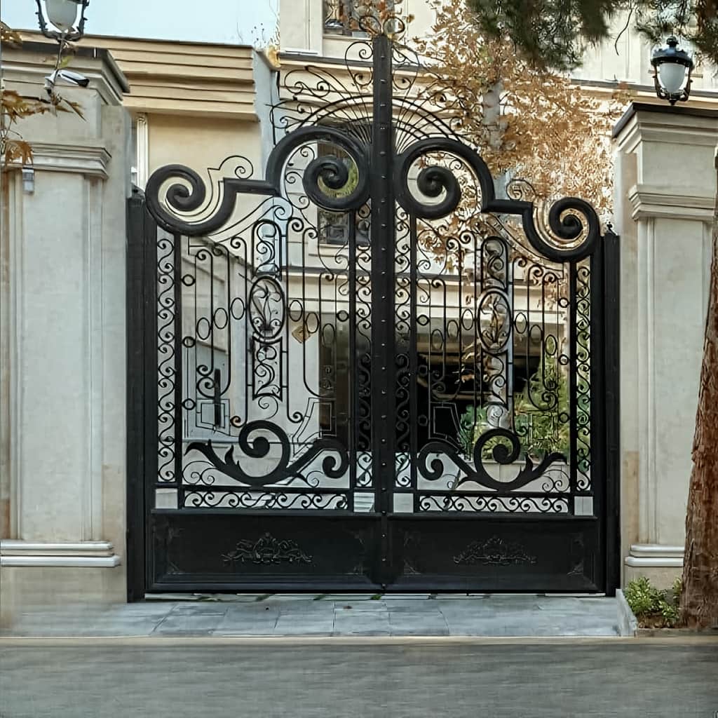 اجرای درب حیاط شاسی سنگین با لولای مناسب