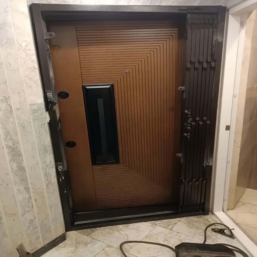 سفارش درب آکاردئونی برای واحد اداری با شبکه سفارشی
