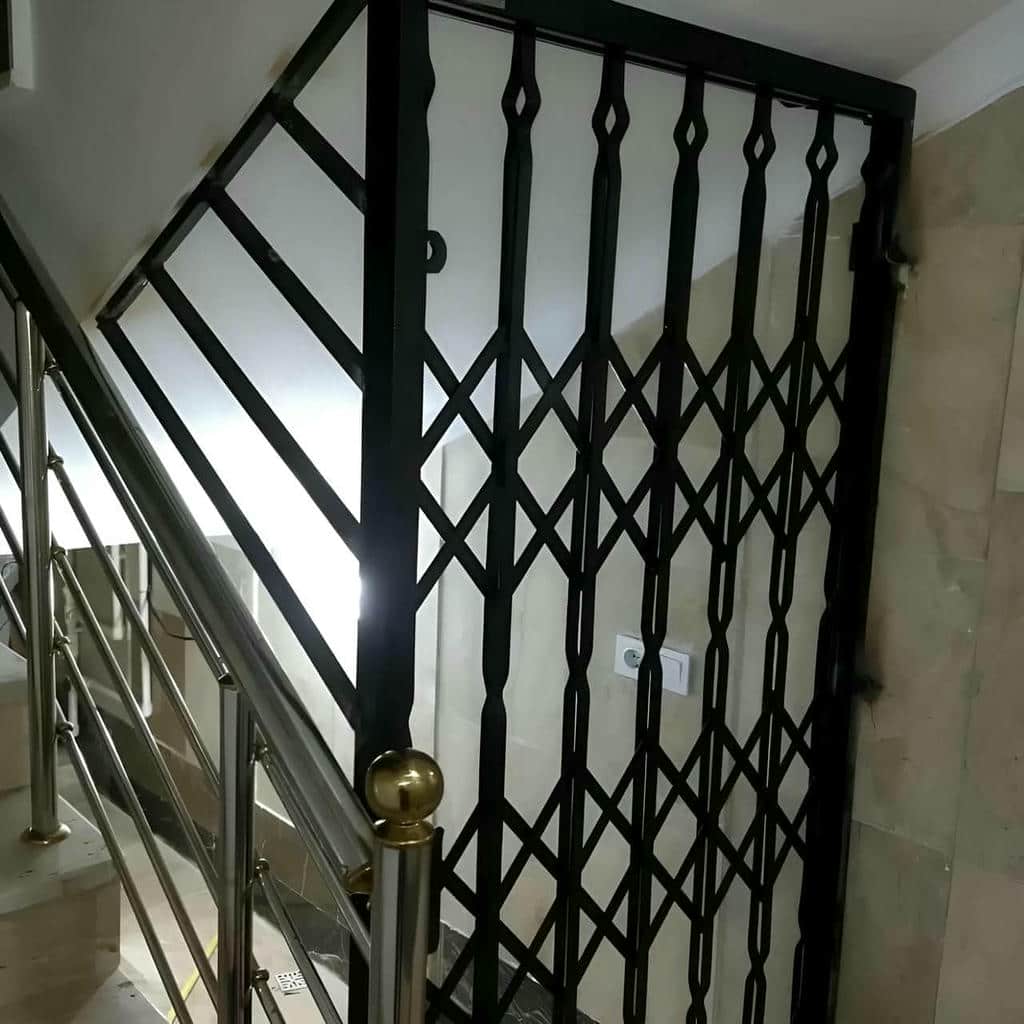 اجرای درب آکاردئونی طرح دار لوزی با پرچ منظم