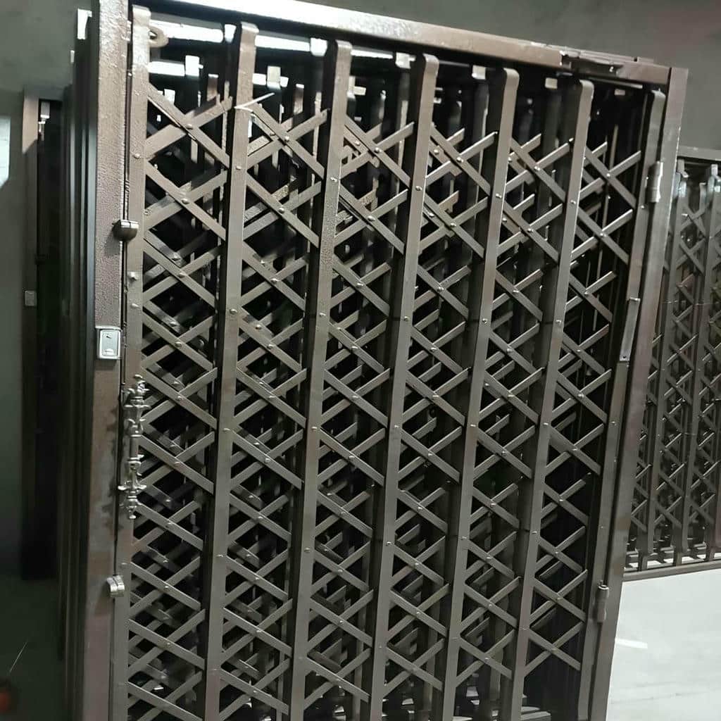 ساخت حفاظ درب ضد سرقت فلزی با شبکه متراکم