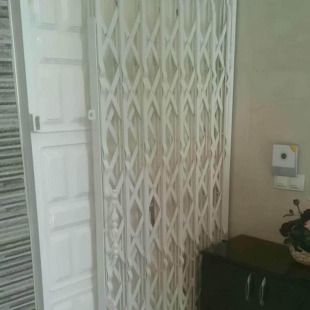 ساخت درب آکاردئونی برای واحد اداری با قفل توکار