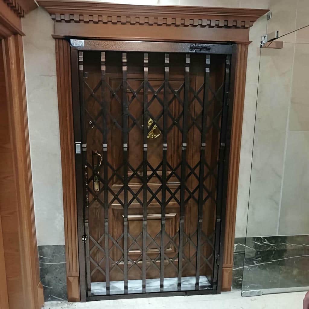 نصب درب آکاردئونی سلطنتی با تنظیم ریل و قفل