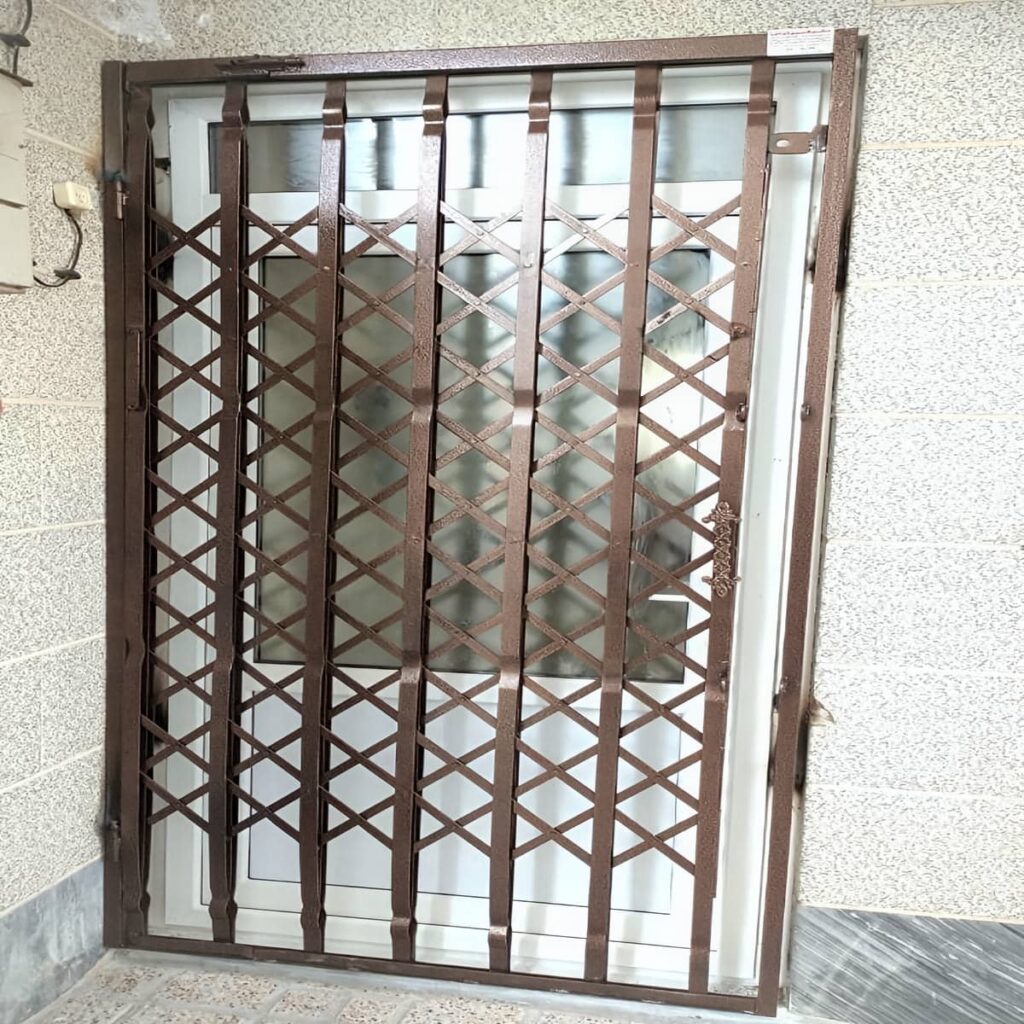 نصب حفاظ آکاردئونی دو جداره با ریل مقاوم نصب حفاظ آکاردئونی دو جداره با ریل مقاوم