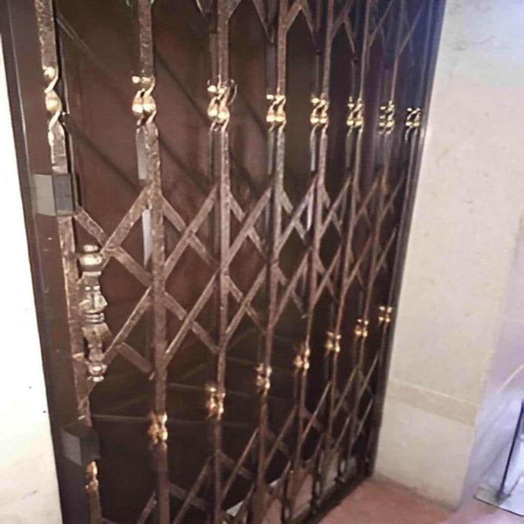 اجرای حفاظ درب ضد سرقت فلزی با قفل‌خور مقاوم