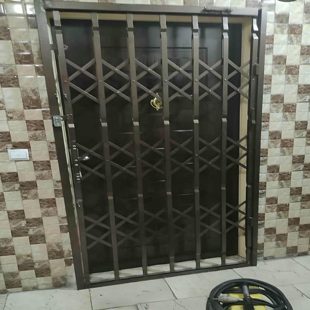 اجرای درب آکاردئونی برای واحد اداری با پرچ منظم