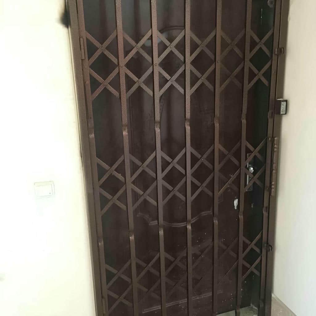 نصب درب آکاردئونی سفید طلایی با ریل مقاوم