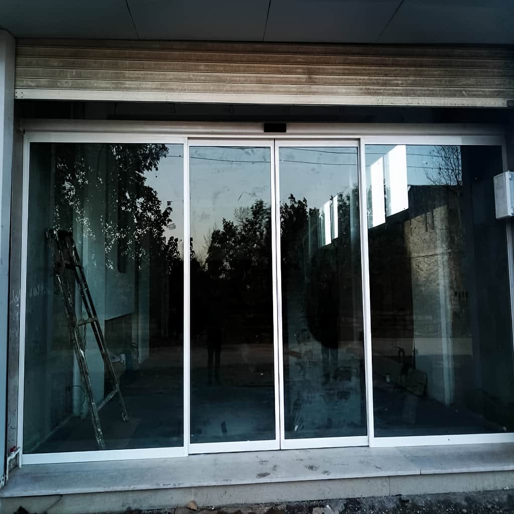 مدل درب اتوماتیک هتل فریم‌دار برای عبور ترولی