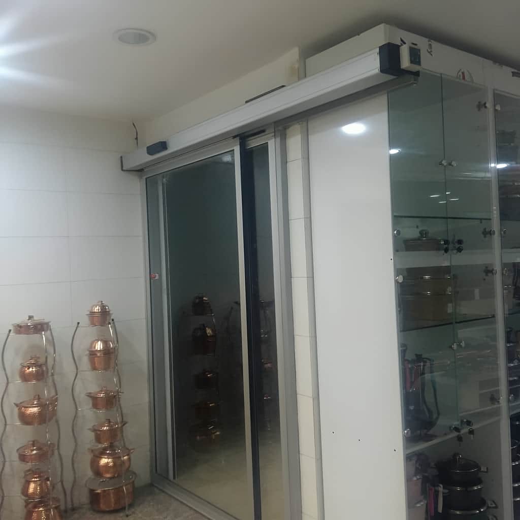 خدمات مشاوره درب شیشه ای فریم مشکی پیش از خرید
