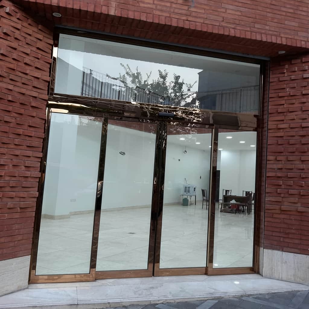 نصب درب شیشه ای اتوماتیک دو لت برای ورودی تجاری